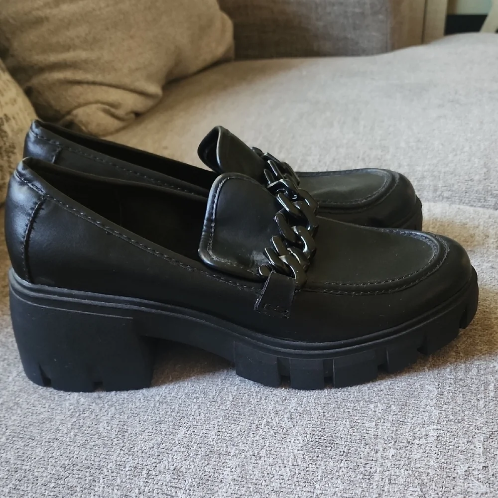 Madden Girl Black Chunky Y2K Penny Loafers w/ Chain Detail Preppy Goth